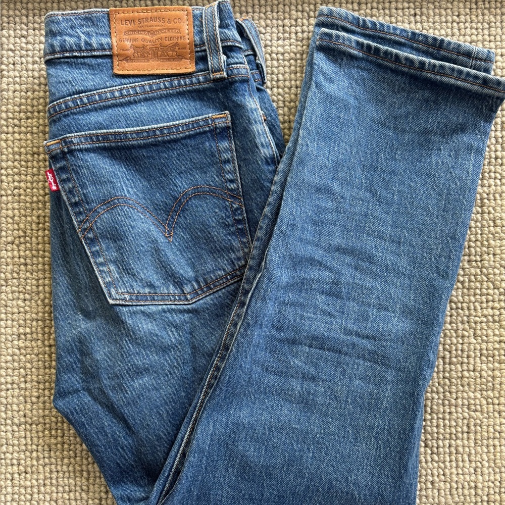 Levi’s wedgie straight leg